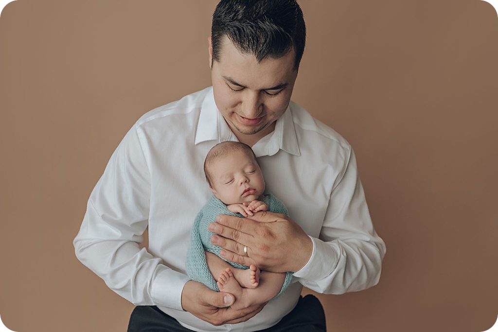 Beka Price Photography captures dad holding baby boy