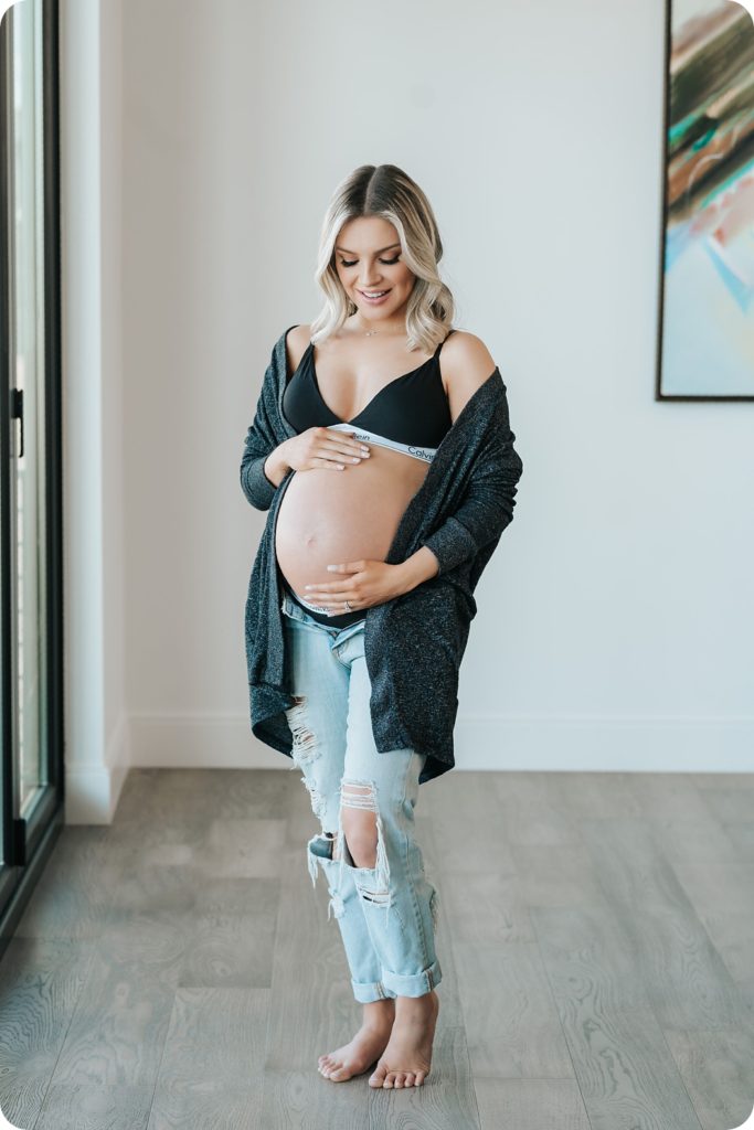 chic lifestyle maternity portraits at home with Beka Price Photography