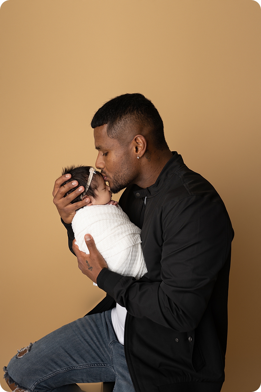 dad kisses daughter during Utah newborn portraits